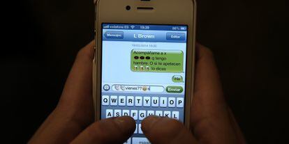 Um exemplo de uso de um sistema de mensagens instantânea com um celular.