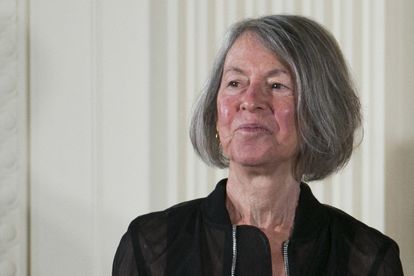 A poetisa Louise Glückna Casa Branca, em 2015, quando foi condecorada pelo Governo dos EUA.