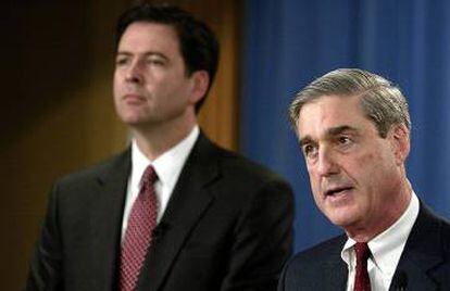 James Comey (à esquerda) e o então diretor do FBI, Robert Mueller, em 2004.