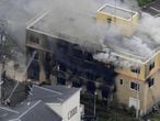 Los bomberos trabajan en el incendio en el edificio de Kyoto Animation.