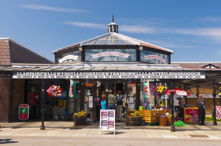 Estação de Llanfairpwllgwyngyllgogerychwyrndrobwllllantysiliogogogoch, no País de Gales (Reino Unido).