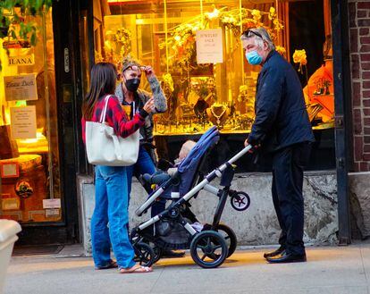 Alec Baldwin e sua mulher, Hilaria Thomas, nesta quinta-feira com um de seus filhos em Nova York.