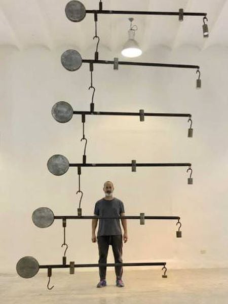 O artista Marco Castillo com sua obra ‘Gabriel’, na 13ª Bienal de Havana.