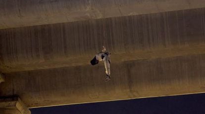 Um cadáver pendurado em uma ponte na Cidade do México.