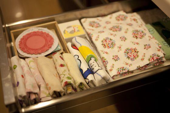 A gaveta de toalhinhas, organizada à maneira de Kondo. Foto: Natsuno Ichigo