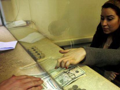 Um homem troca dólar em uma casa de câmbio em Istambul, na Turquia.