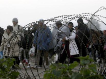 Grupo de refugiados, na fronteira entre Grécia e Macedônia