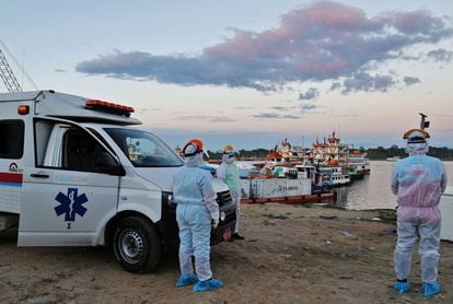 Equipe de saúde aguarda no porto de Iquitos para transferir pacientes ao hospital da região, em 18 de junho.