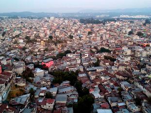 Areal view of the Limonada neighbourhood in Guatemala City on March 24, 2020. - Guatemalan authorities announced a mandatory isolation from 4 pm to 4 am as a preventive measure against the spread of COVID-19. (Photo by Carlos ALONZO / AFP)