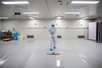 Um trabalhador limpa o hospital de Leishenshan, construído em 10 dias durante as piores semanas da pandemia de Covid-19 em Wuhan.