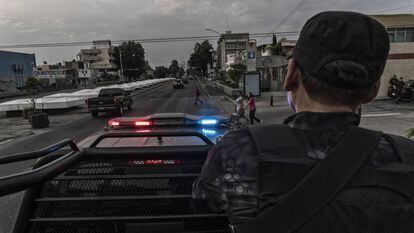 Agentes da Polícia do Estado de Jalisco patrulham a avenida Federalismo, uma das principais de Guadalajara.