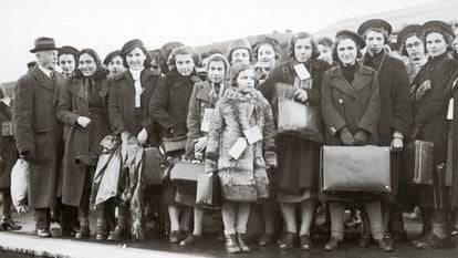 Crianças e adolescentes judeus chegam de Viena à Inglaterra por volta de 1938.