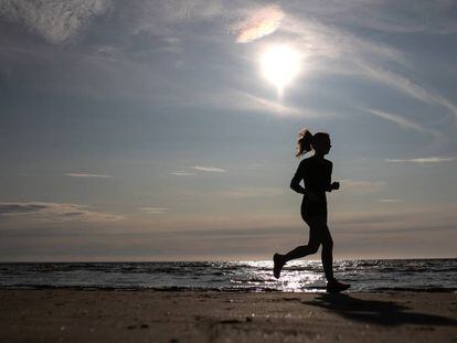 Uma mulher faz 'jogging' em uma praia russa, em julho.