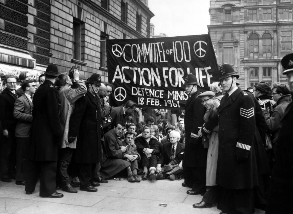 Em 18 de fevereiro de 1961, Bertrand Russell (88 anos) se manifesta em Londres pela proibição das armas nucleares.