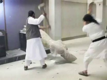Um grupo de jihadistas destrói esculturas em um museu em Mosul (Iraque).