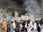 Columnas de humo tras los combates entre los talibanes y las fuerzas de seguridad afganas en Kandahar
