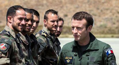 Emmanuel Macron visitou na quinta-feira as tropas no sul da França.