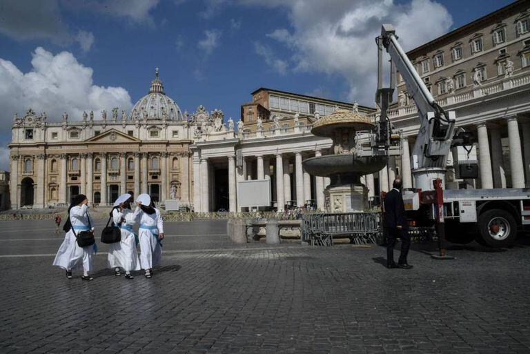 Freiras caminham na praça São Pedro, em Roma