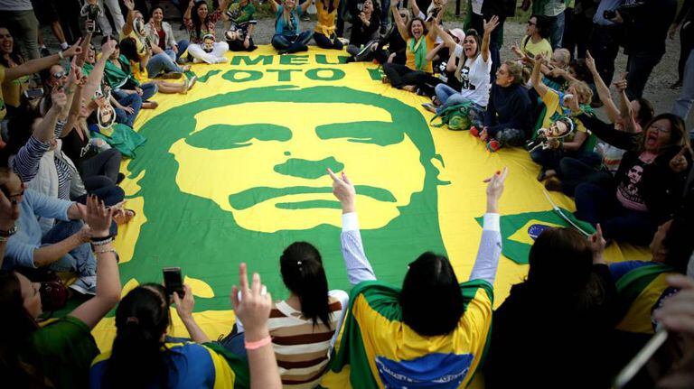 Apoiadores de Jair Bolsonaro (PSL) reunidos no hospital Albert Einstein, em São Paulo, onde o candidato está internado.