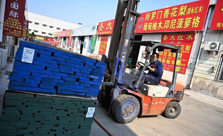 Funcionário movimenta cargas em uma fábrica de Xangai (China).
