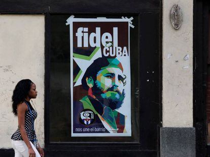Uma mulher passa diante de um pôster de Fidel Castro na manhã deste sábado, em Havana, horas após o anúncio da morte do ex-presidente.