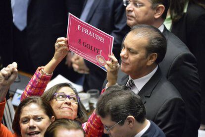 A senadora brasileira Lidice da Mata segura cartaz contra o impeachment na última audiência do julgamento político contra a presidenta Dilma Rousseff.