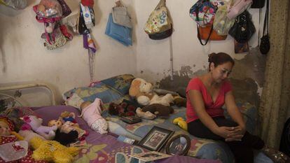 Wendoline del Ángel, mulher de Erick Sandoval, em sua casa em Cocula.