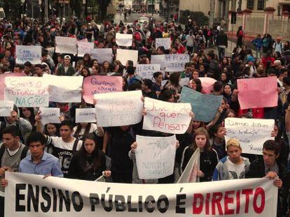 Estudantes protestam contra reforma do ensino.
