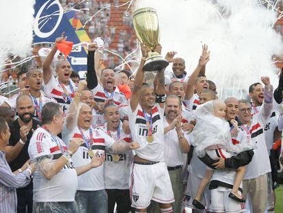 O capitão Diego levanta a taça de campeão da Copa São Paulo.