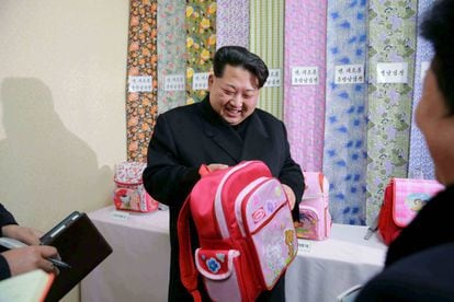 O líder norte-coreano Kim Jong-un em visita a uma indústria têxtil no ano passado.