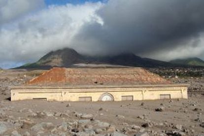 O antigo tribunal de Plymouth, na ilha de Montserrat (Antilhas), enterrado pela cinza depois das erupções do vulcão Soufrière Hills.