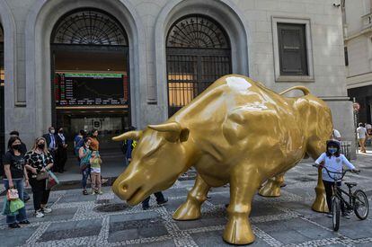 Cópia do touro de Wall Street colocada em frente a Bolsa de Valores de São Paulo, em 16 de novembro. Escultura foi retirada nesta terça-feira.