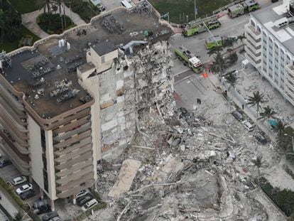 O desabamento de um prédio em Surfside, na região de Miami, em imagens