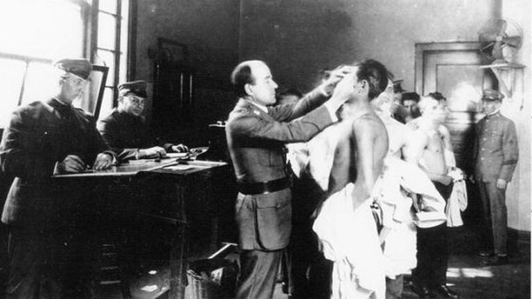 Exames médicos em Ellis Island, centro de imigrantes em Nova York aberto em 1892.