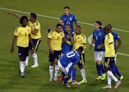 Neymar (curvado) troca empurrões com Bacca antes de ser expulso.
