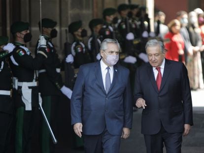 O presidente argentino, Alberto Fernández (à esq.), e seu homólogo mexicano, Andrés Manuel López Obrador, nesta terça-feira na Cidade do México.