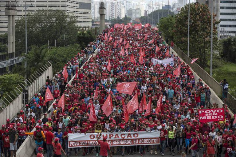Militantes do MTST durante marcha pró-moradia popular em São Paulo.