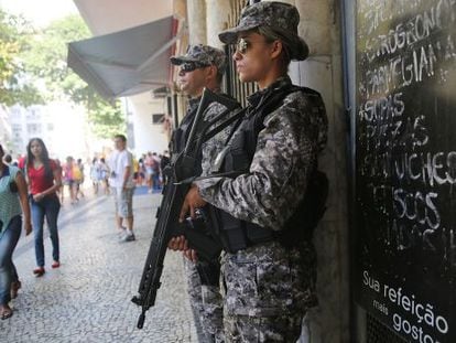 Policiais em Copacabana, zona sul do Rio.