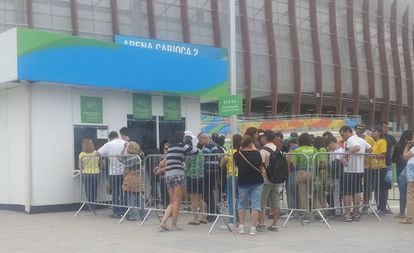 Grupo de pessoas faz fila para comprar entradas aos Jogos Paralímpicos.