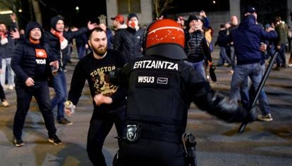 Confronto entre extremistas do Spartak de Moscou e da Ertzaintza (a força policial basca), em Bilbao.