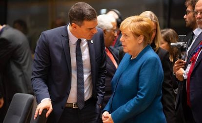 O primeiro-ministro espanhol, Pedro Sánchez, fala com a chanceler alemã, Angela Merkel, na reunião de líderes da UE de outubro.