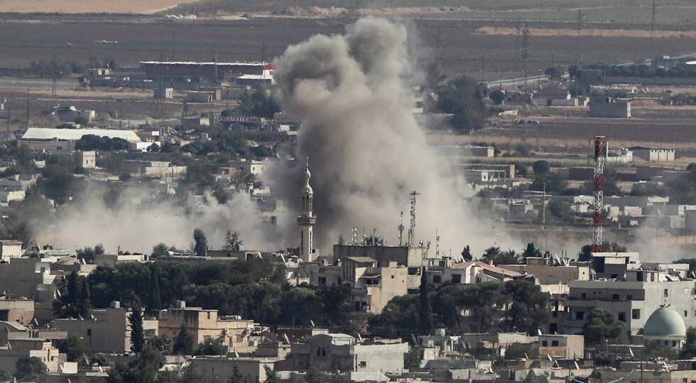 Bombardeio na cidade do Ras al Ain, nesta terça-feira, visto da fronteira turca.