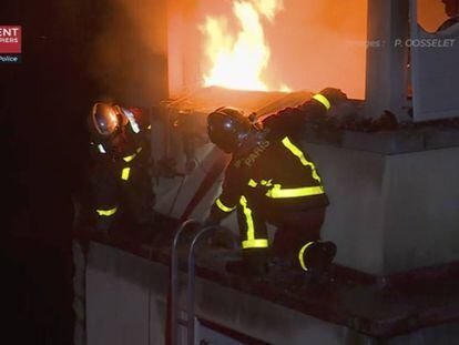 Bombeiros trabalham na extinção do incêndio na terça-feira.