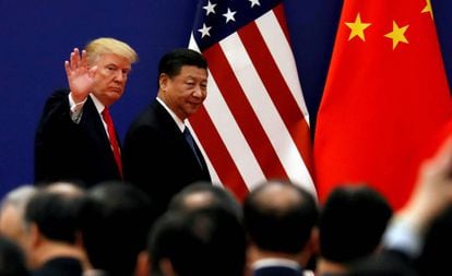 O presidente dos EUA, Donald Trump, e seu homólogo Xi Jinping, num encontro em Pequim em novembro de 2017.