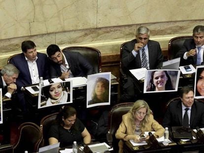 Deputados argentinos mostram fotos de mulheres assassinadas.
