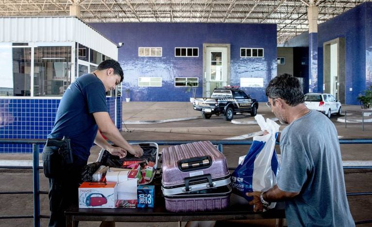 Agente inspeciona bagagem em Foz do Iguaçu, fronteira do Brasil com o Paraguai.
