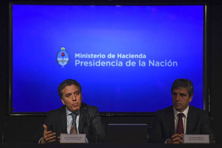 Os ministros de Fazenda, Nicolás Dujovne, e de Finanças, Luis Caputo, anunciam a redução de médio ponto na meta fiscal de 2018.