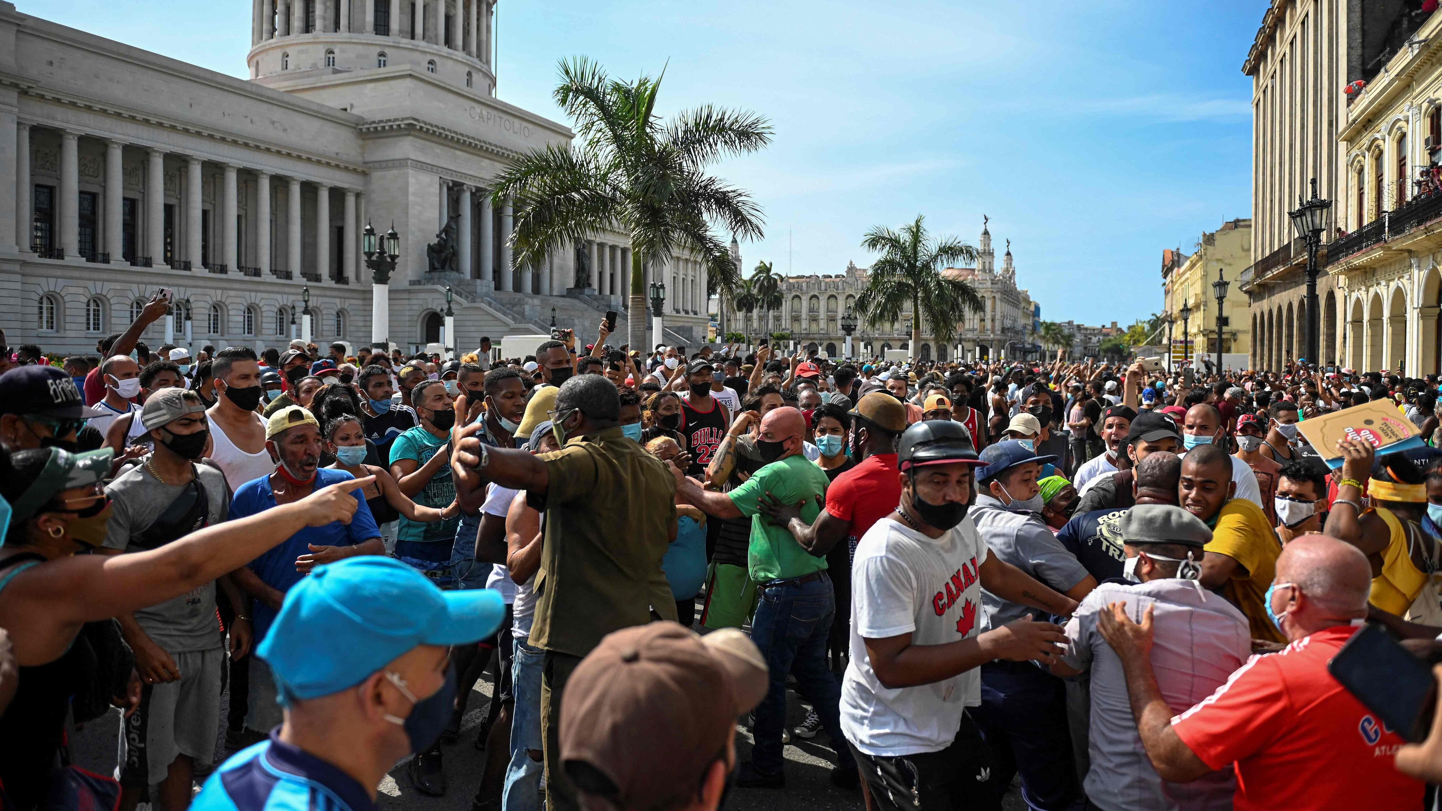 Cubanos participam do protesto em frente ao Capitólio. 