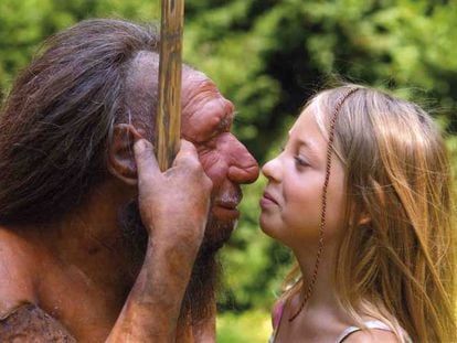 Menina observa uma figura que recria a fisionomia atribuída ao homem de neandertal.