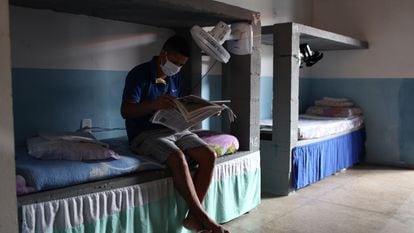 Um preso lê um jornal da Igreja Universal em sua cela na APAC de Paço do Lumiar, uma das 50 prisões brasileiras sem guardas nem armas onde mais de 4.000 internos cumprem pena.
